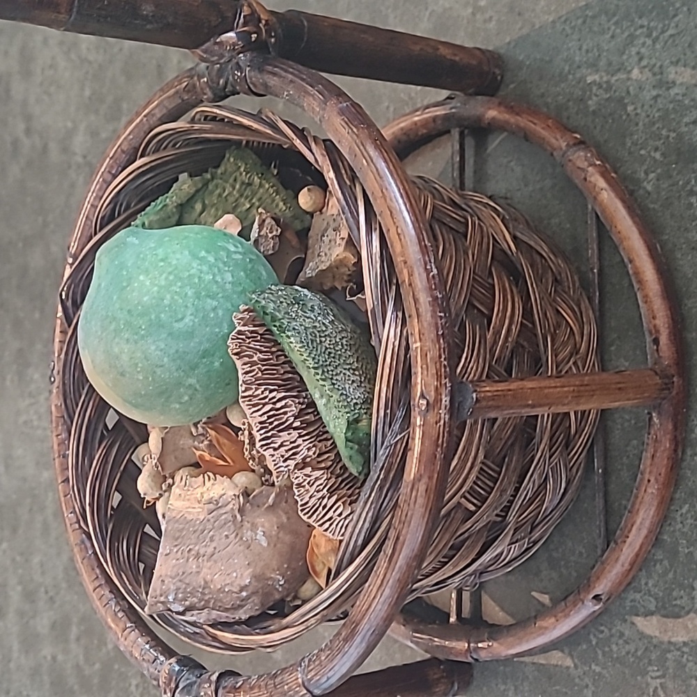 VINTAGE RATTAN HANGING BASKET - Picture 7 of 9